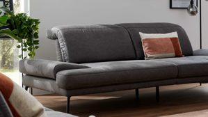 Zweisitzer Interliving aus Stoff in Dunkelgrau Interliving Sofa Serie 4460 - Zweisitzer grauer Bezug Clint & schwarze Metallfüße - Länge ca. 232 cm