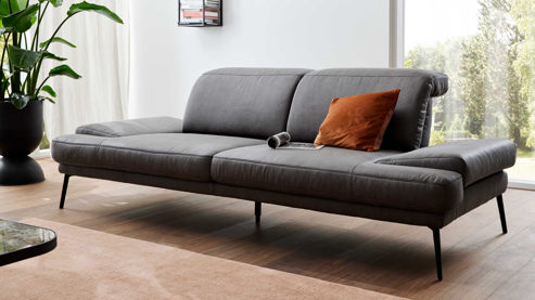 Zweisitzer Interliving aus Stoff in Dunkelgrau Interliving Sofa Serie 4460 - Zweisitzer grauer Bezug Clint & schwarze Metallfüße - Länge ca. 245 cm