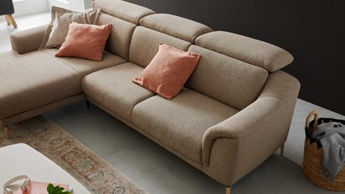 Ecksofa Interliving aus Stoff in Beige Interliving Sofa Serie 4461 - Ecksofa sandfarbener Bezug Mido 64 & schwarze Metallfüße - Stellfläche ca. 185 x 290 cm