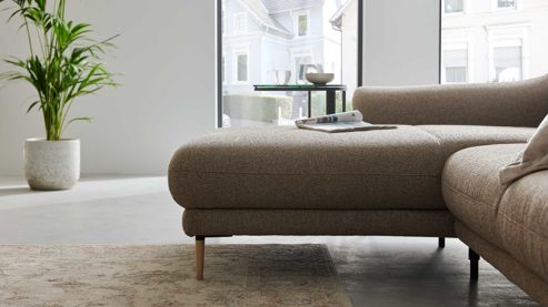 Ecksofa Interliving aus Stoff in Beige Interliving Sofa Serie 4461 - Ecksofa sandfarbener Bezug Mido 64 & schwarze Metallfüße - Stellfläche ca. 185 x 290 cm