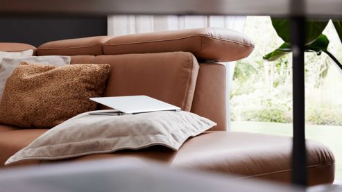 Ecksofa Interliving aus Leder in Braun Interliving Sofa Serie 4461 - Ecksofa haselnussfarbenes Leder Punch & schwarze Aluminiumfüße - Stellfläche ca. 292 x 244 cm