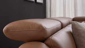 Ecksofa Interliving aus Leder in Braun Interliving Sofa Serie 4461 - Ecksofa haselnussfarbenes Leder Punch & schwarze Aluminiumfüße - Stellfläche ca. 292 x 244 cm