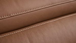 Ecksofa Interliving aus Leder in Braun Interliving Sofa Serie 4461 - Ecksofa haselnussfarbenes Leder Punch & schwarze Aluminiumfüße - Stellfläche ca. 292 x 244 cm