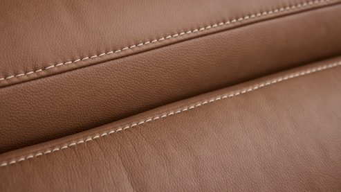 Ecksofa Interliving aus Leder in Braun Interliving Sofa Serie 4461 - Ecksofa haselnussfarbenes Leder Punch & schwarze Aluminiumfüße - Stellfläche ca. 292 x 244 cm