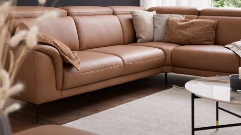 Ecksofa Interliving aus Leder in Braun Interliving Sofa Serie 4461 - Ecksofa haselnussfarbenes Leder Punch & schwarze Aluminiumfüße - Stellfläche ca. 292 x 244 cm
