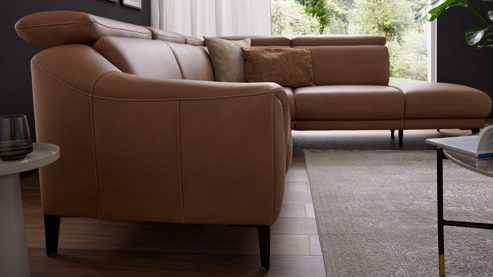 Ecksofa Interliving aus Leder in Braun Interliving Sofa Serie 4461 - Ecksofa haselnussfarbenes Leder Punch & schwarze Aluminiumfüße - Stellfläche ca. 292 x 244 cm