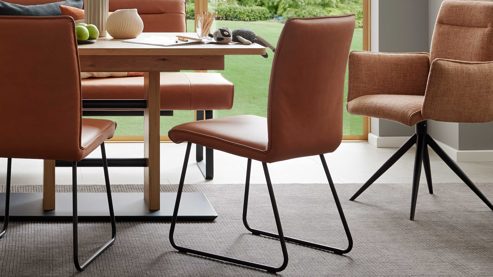 Polsterstuhl Interliving aus Stoff in Hellbraun Interliving Esszimmer Serie 5505 - Esszimmerstuhl caramelfarbene Mikrofaser 925-72 & schwarzes Metall