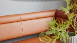 Tischgruppe Interliving aus Holz in Holzfarben Interliving Esszimmer Serie 5505 - Essgruppe mit Eckbank und Stühlen Flachgewebe, Mikrofaser, Artisaneiche & Metall - sechsteilig