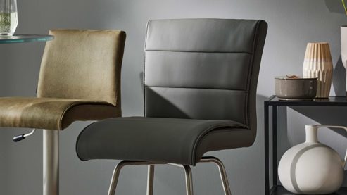 Tischgruppe Interliving aus Glas in Mehrfarbig Interliving Esszimmer Serie 5122 – Bargruppe mit vier Stühlen graues Glas, Stoffbezüge & Edelstahl - fünfteilig