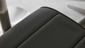 Barstuhl Interliving aus Kunstfaser in Grau Interliving Esszimmer Serie 5122 – Barstuhl ST67 graue Mikrofaser Delphin & gebürsteter Edelstahl