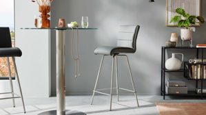 Tischgruppe Interliving aus Glas in Mehrfarbig Interliving Esszimmer Serie 5122 – Bargruppe mit vier Stühlen graues Glas, Stoffbezüge & Edelstahl - fünfteilig