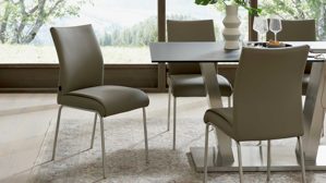 Tischgruppe Interliving aus Holz in Schwarz Interliving Esszimmer Serie 5122 – Essgruppe mit sechs Stühlen schwarzes Glas, fangofarbenes Kunstleder & Edelstahl