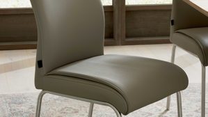 Vierfußstuhl Interliving aus Kunstfaser in Hellbraun Interliving Esszimmer Serie 5122 – Polsterstuhl fangofarbenes Kunstleder LEA-TEX & gebürsteter Edelstahl