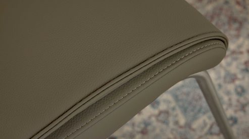 Vierfußstuhl Interliving aus Kunstfaser in Hellbraun Interliving Esszimmer Serie 5122 – Polsterstuhl fangofarbenes Kunstleder LEA-TEX & gebürsteter Edelstahl