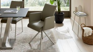 Tischgruppe Interliving aus Holz in Schwarz Interliving Esszimmer Serie 5122 – Essgruppe mit sechs Stühlen schwarzes Glas, fangofarbenes Kunstleder & Edelstahl