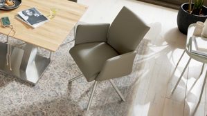 Tischgruppe Interliving aus Holz in Schwarz Interliving Esszimmer Serie 5122 – Essgruppe mit sechs Stühlen schwarzes Glas, fangofarbenes Kunstleder & Edelstahl