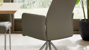 Vierfußstuhl Interliving aus Kunstfaser in Hellbraun Interliving Esszimmer Serie 5122 – Armlehnstuhl mit Funktionen fangofarbenes Kunstleder LEA-TEX & gebürsteter Edelstahl