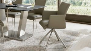 Vierfußstuhl Interliving aus Kunstfaser in Hellbraun Interliving Esszimmer Serie 5122 – Armlehnstuhl mit Funktionen fangofarbenes Kunstleder LEA-TEX & gebürsteter Edelstahl