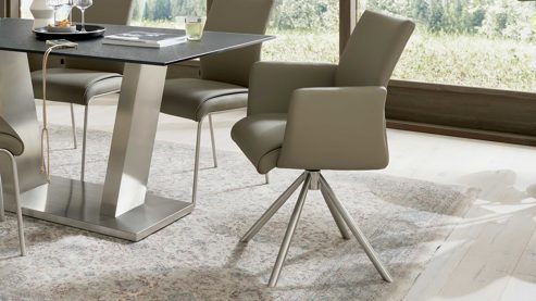 Vierfußstuhl Interliving aus Kunstfaser in Hellbraun Interliving Esszimmer Serie 5122 – Armlehnstuhl mit Funktionen fangofarbenes Kunstleder LEA-TEX & gebürsteter Edelstahl