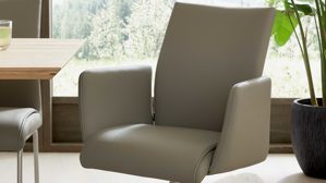 Tischgruppe Interliving aus Holz in Holzfarben Interliving Esszimmer Serie 5122 – Essgruppe mit sechs Stühlen Wildeiche, fangofarbenes Kunstleder & Edelstahl