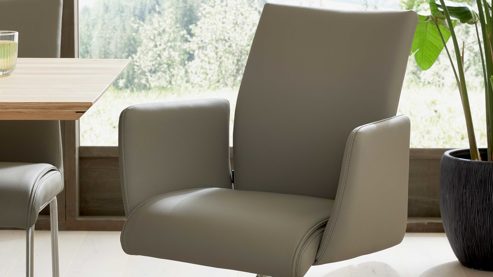 Vierfußstuhl Interliving aus Kunstfaser in Hellbraun Interliving Esszimmer Serie 5122 – Armlehnstuhl mit Funktionen fangofarbenes Kunstleder LEA-TEX & gebürsteter Edelstahl