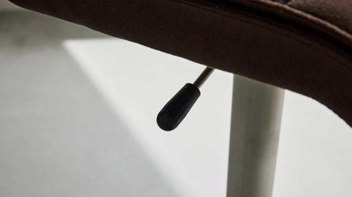 Barstuhl Interliving aus Kunstfaser in Braun Interliving Esszimmer Serie 5122 – Tresenstuhl ST64 mit Liftfunktion rostbraune Mikrofaser & gebürsteter Edelstahl