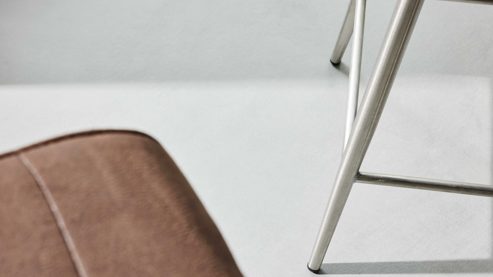 Barstuhl Interliving aus Kunstfaser in Braun Interliving Esszimmer Serie 5122 – Tresenstuhl ST64 mit Liftfunktion rostbraune Mikrofaser & gebürsteter Edelstahl