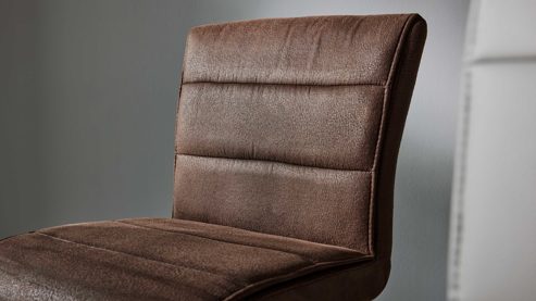 Barstuhl Interliving aus Kunstfaser in Braun Interliving Esszimmer Serie 5122 – Tresenstuhl ST64 mit Liftfunktion rostbraune Mikrofaser & gebürsteter Edelstahl
