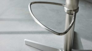 Barstuhl Interliving aus Kunstfaser in Grün Interliving Esszimmer Serie 5122 – Barhocker ST52 mit Liftfunktion farngrüne Mikrofaser & gebürsteter Edelstahl