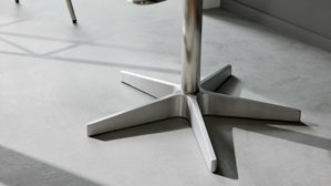 Barstuhl Interliving aus Kunstfaser in Grün Interliving Esszimmer Serie 5122 – Barhocker ST52 mit Liftfunktion farngrüne Mikrofaser & gebürsteter Edelstahl