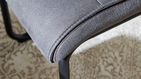 Schwingstuhl Interliving aus Kunstfaser in Dunkelgrau Interliving Esszimmer Serie 5122 – Schwingstuhl onyxfarbene Mikrofaser & mattschwarzes Metall