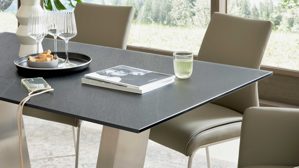 Tischgruppe Interliving aus Holz in Schwarz Interliving Esszimmer Serie 5122 – Essgruppe mit sechs Stühlen schwarzes Glas, fangofarbenes Kunstleder & Edelstahl