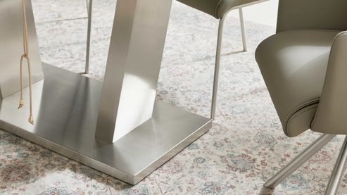 Tischgruppe Interliving aus Holz in Schwarz Interliving Esszimmer Serie 5122 – Essgruppe mit sechs Stühlen schwarzes Glas, fangofarbenes Kunstleder & Edelstahl