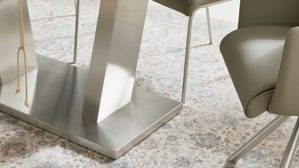 Tischgruppe Interliving aus Holz in Schwarz Interliving Esszimmer Serie 5122 – Essgruppe mit sechs Stühlen schwarzes Glas, fangofarbenes Kunstleder & Edelstahl