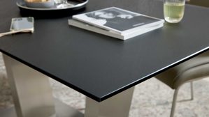 Tischgruppe Interliving aus Holz in Schwarz Interliving Esszimmer Serie 5122 – Essgruppe mit sechs Stühlen schwarzes Glas, fangofarbenes Kunstleder & Edelstahl