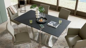 Tischgruppe Interliving aus Holz in Schwarz Interliving Esszimmer Serie 5122 – Essgruppe mit sechs Stühlen schwarzes Glas, fangofarbenes Kunstleder & Edelstahl