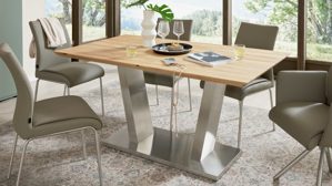 Tischgruppe Interliving aus Holz in Holzfarben Interliving Esszimmer Serie 5122 – Essgruppe mit sechs Stühlen Wildeiche, fangofarbenes Kunstleder & Edelstahl