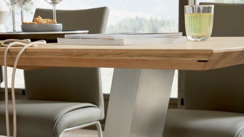 Tischgruppe Interliving aus Holz in Holzfarben Interliving Esszimmer Serie 5122 – Essgruppe mit sechs Stühlen Wildeiche, fangofarbenes Kunstleder & Edelstahl