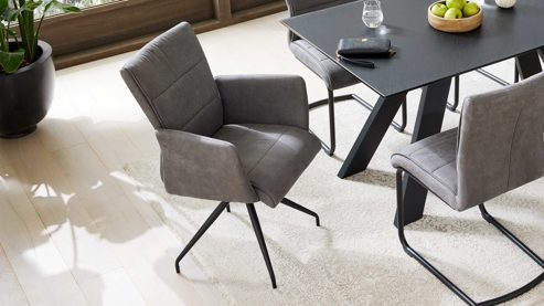 Vierfußstuhl Interliving aus Kunstfaser in Dunkelgrau Interliving Esszimmer Serie 5122 – Armlehnstuhl onyxfarbene Mikrofaser & mattschwarzes Metall