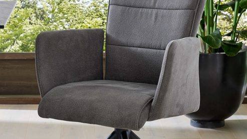 Vierfußstuhl Interliving aus Kunstfaser in Dunkelgrau Interliving Esszimmer Serie 5122 – Armlehnstuhl onyxschwarze Mikrofaser & mattschwarzes Metall