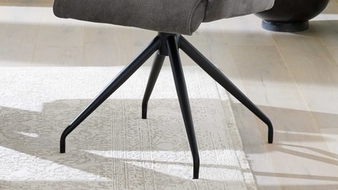 Vierfußstuhl Interliving aus Kunstfaser in Dunkelgrau Interliving Esszimmer Serie 5122 – Armlehnstuhl onyxfarbene Mikrofaser & mattschwarzes Metall