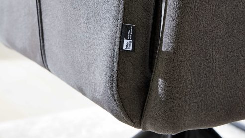 Vierfußstuhl Interliving aus Kunstfaser in Dunkelgrau Interliving Esszimmer Serie 5122 – Armlehnstuhl onyxfarbene Mikrofaser & mattschwarzes Metall