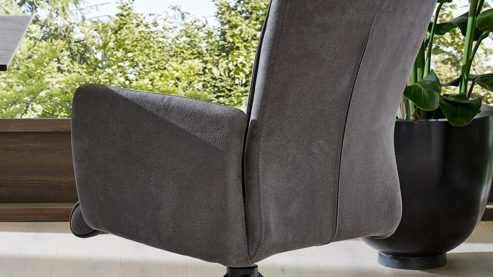 Vierfußstuhl Interliving aus Kunstfaser in Dunkelgrau Interliving Esszimmer Serie 5122 – Armlehnstuhl onyxfarbene Mikrofaser & mattschwarzes Metall