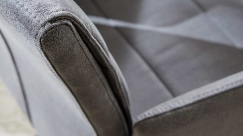 Vierfußstuhl Interliving aus Kunstfaser in Dunkelgrau Interliving Esszimmer Serie 5122 – Armlehnstuhl onyxfarbene Mikrofaser & mattschwarzes Metall