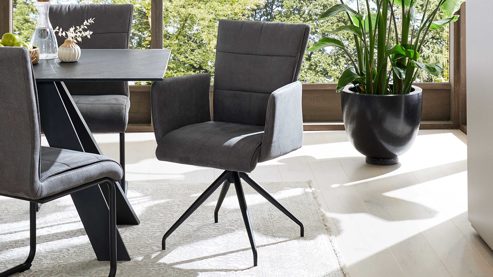 Vierfußstuhl Interliving aus Kunstfaser in Dunkelgrau Interliving Esszimmer Serie 5122 – Armlehnstuhl onyxschwarze Mikrofaser & mattschwarzes Metall