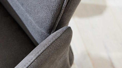 Vierfußstuhl Interliving aus Kunstfaser in Dunkelgrau Interliving Esszimmer Serie 5122 – Armlehnstuhl onyxschwarze Mikrofaser & mattschwarzes Metall