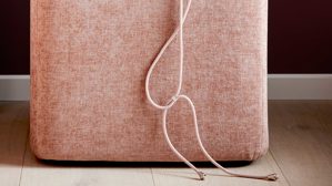 Nachttisch Interliving aus Stoff in Rosa Interliving Bettensystem Serie 1420 - Nachtkonsole mit Induktionsladefeld sienafarbene Chenille Toni & schwarzes Holz - ca. 48 x 50 cm