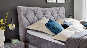 Boxspringbett Interliving aus Stoff in Grau Interliving Bettensystem Serie 1420 - Boxspringbett mit Bettkasten silberfarbener Strickvelours Auri - Liegefläche ca. 180 x 200 cm