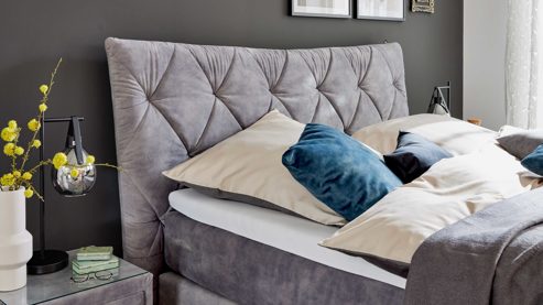 Boxspringbett Interliving aus Stoff in Grau Interliving Bettensystem Serie 1420 - Boxspringbett mit Bettkasten silberfarbener Strickvelours Auri - Liegefläche ca. 180 x 200 cm