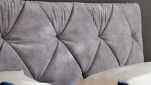 Boxspringbett Interliving aus Stoff in Grau Interliving Bettensystem Serie 1420 - Boxspringbett mit Bettkasten silberfarbener Strickvelours Auri - Liegefläche ca. 180 x 200 cm